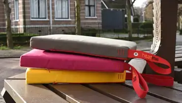Wintercomfort op buitenterras met autonoom verwarmingskussen in zandkleur