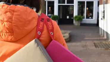 Eenvoudig vervoer van het zandkleurige verwarmingskussen dankzij de geïntegreerde rode handgreep