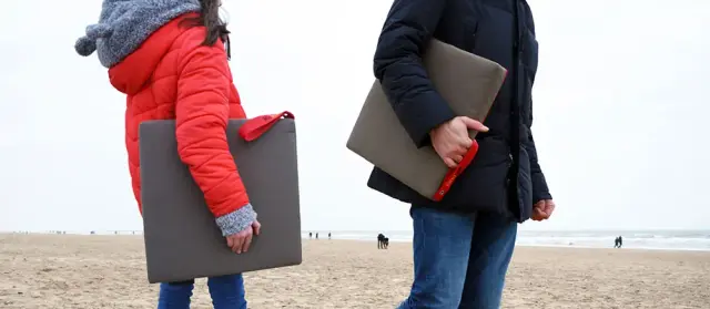 Draadloos zandkleurig verwarmingskussen bruikbaar op terras, in de tuin, op de camping of op het strand