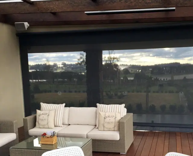 Radiatore a infrarossi Heatstrip Design 2400 inserito in una terrazza contemporanea
