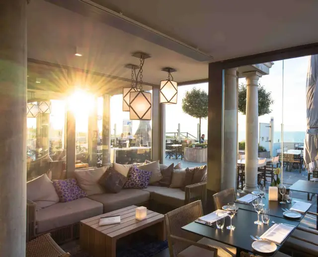 HEATSTRIP Elegance 3600W Infrarot-Heizstrahler auf einer professionellen Terrasse im Einsatz