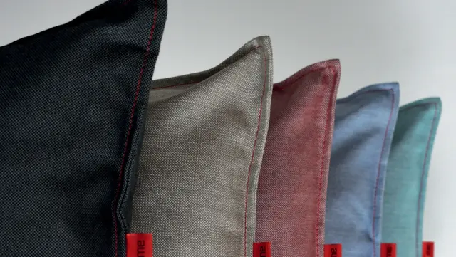 Detail van de polyacrylbekleding van het heatme HOME verwarmingskussen in hemelsblauw